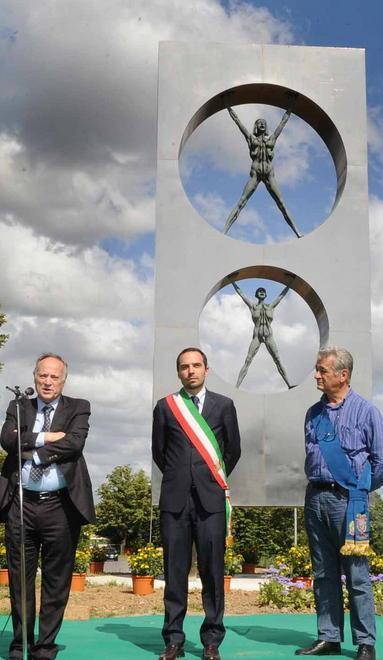 Un’opera di Agenore Fabbri al centro della rotatoria