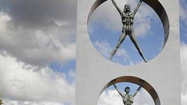 Un’opera di Agenore Fabbri al centro della rotatoria