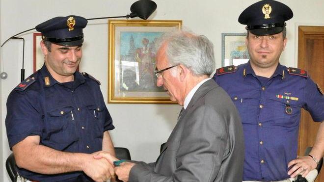 Il questore premia due agenti «Grande prova di coraggio»