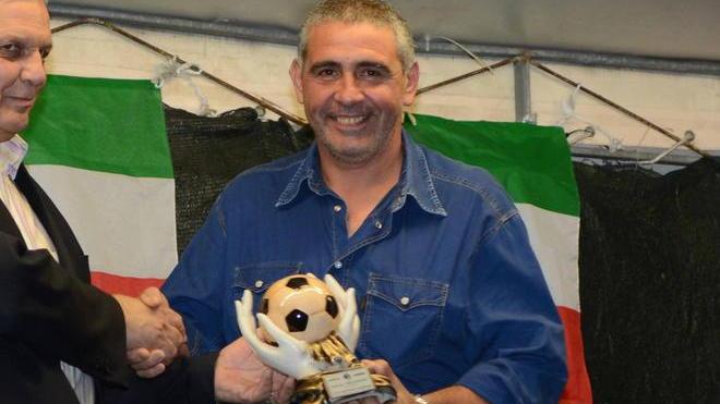 Una passerella di personaggi sul palco a ricevere il premio