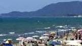 Spiagge deserte e alberghi vuoti sulla costa