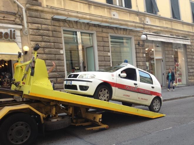 L’auto dei vigili rimane in panne, il carroattrezzi la porta via 