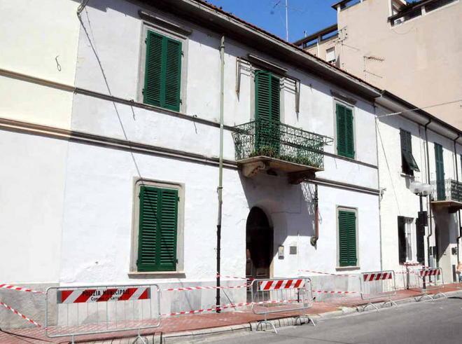Paura in via Genova, cade una grondaia 