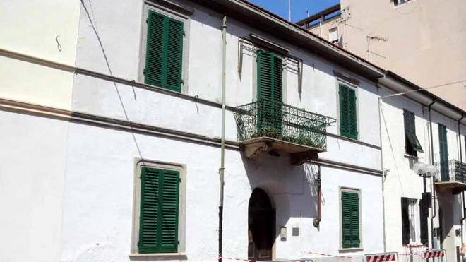 Paura in via Genova, cade una grondaia