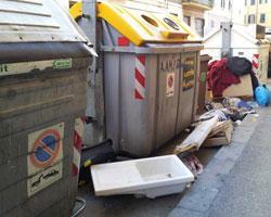 Rifiuti abbandonati fuori dai cassonetti, quante segnalazioni 