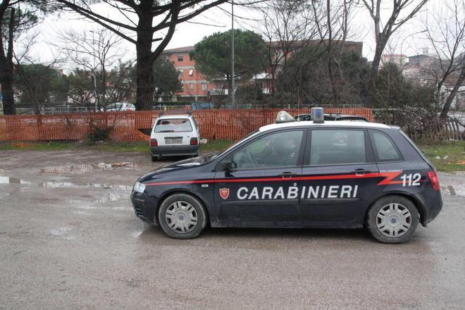 Rubano travi di ferro ma rimangono incastrati sotto un traliccio 