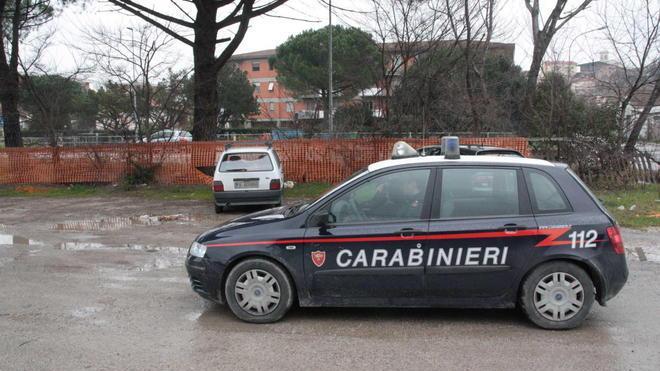 Rubano travi di ferro ma rimangono incastrati sotto un traliccio