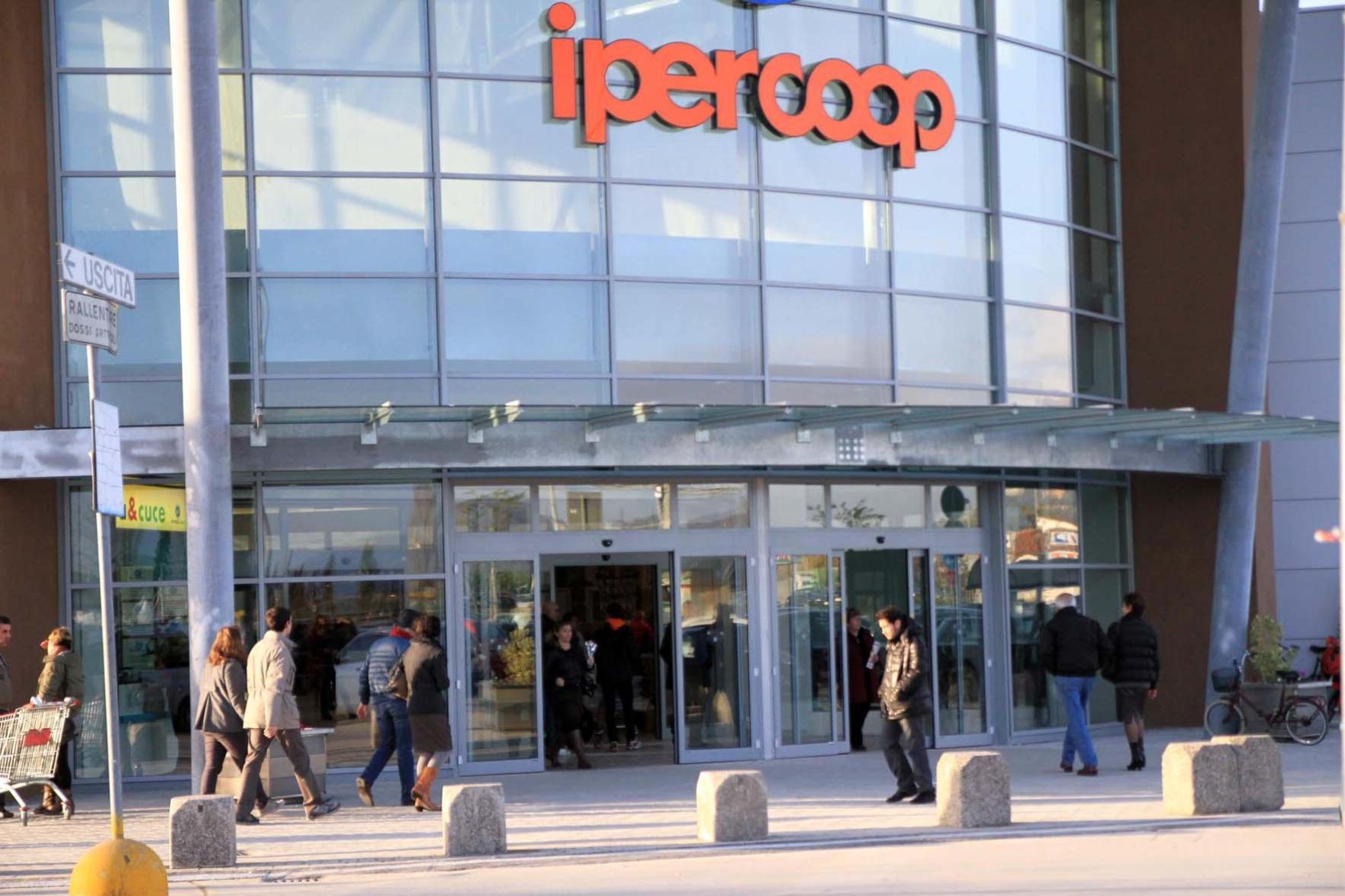 Sorpreso all’Ipercoop mentre fotografa i piedi delle donne 