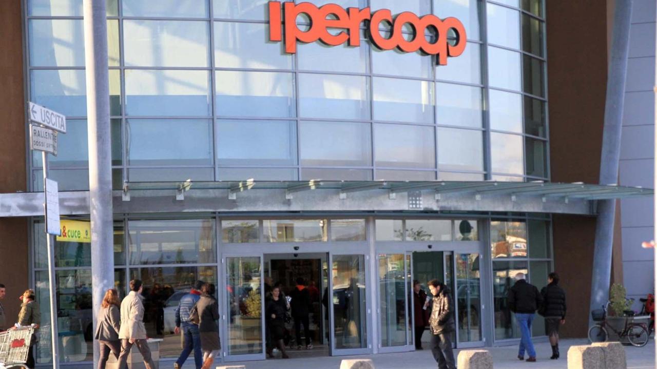 Sorpreso all’Ipercoop mentre fotografa i piedi delle donne