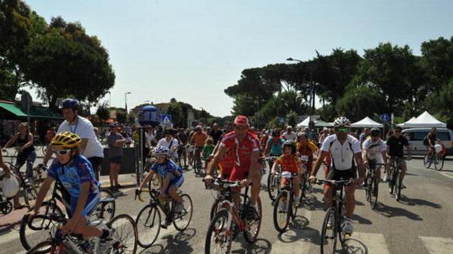 Musica in piazza, danzatrici del ventre e pedalata in Padule