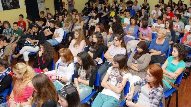 Amore e solidarietà tra i banchi di scuola raccontati in video