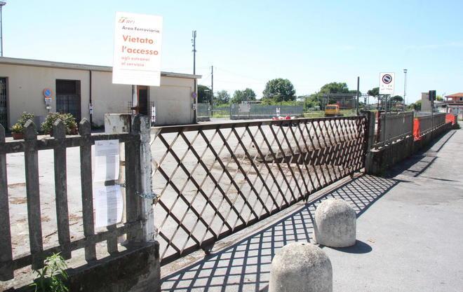 Chiuso il parcheggio alla stazione, protesta 