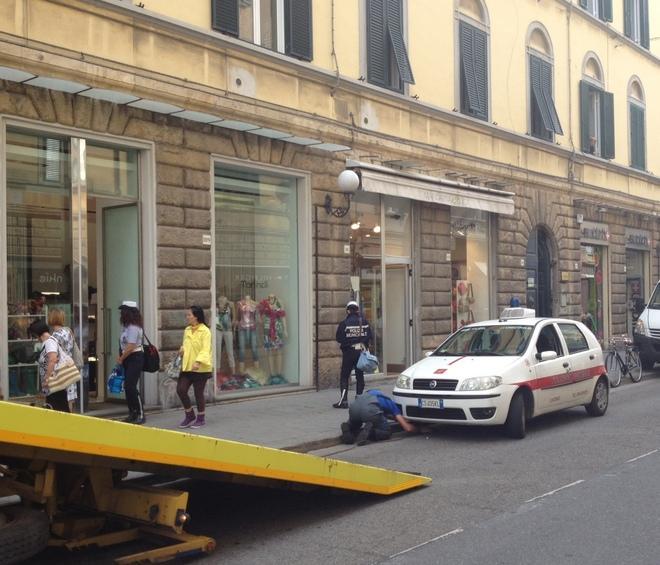 Auto in panne in via Ricasoli è dei vigili 