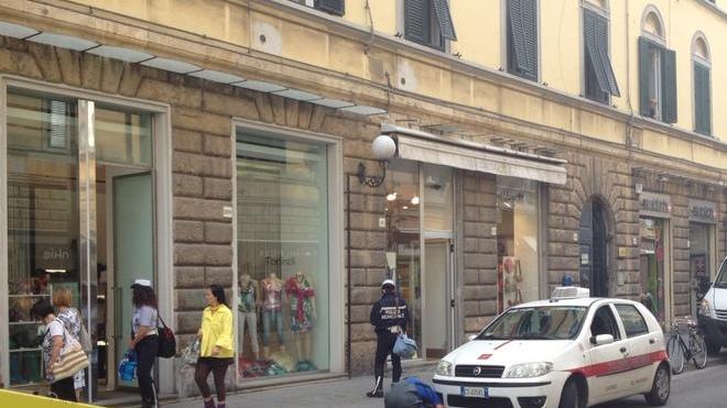 Auto in panne in via Ricasoli è dei vigili