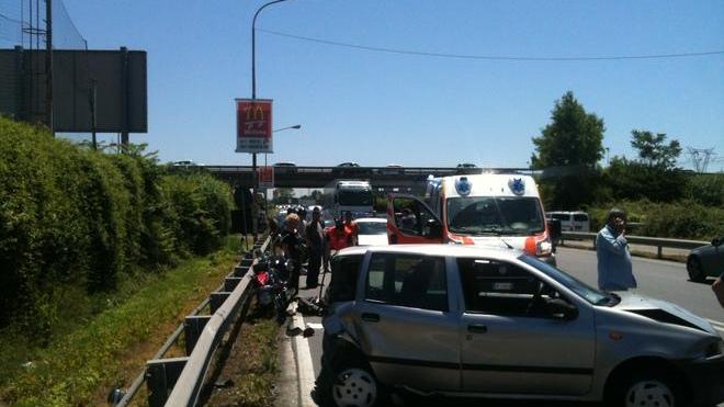 Auto invade corsia e travolge uno scooter: grave una donna