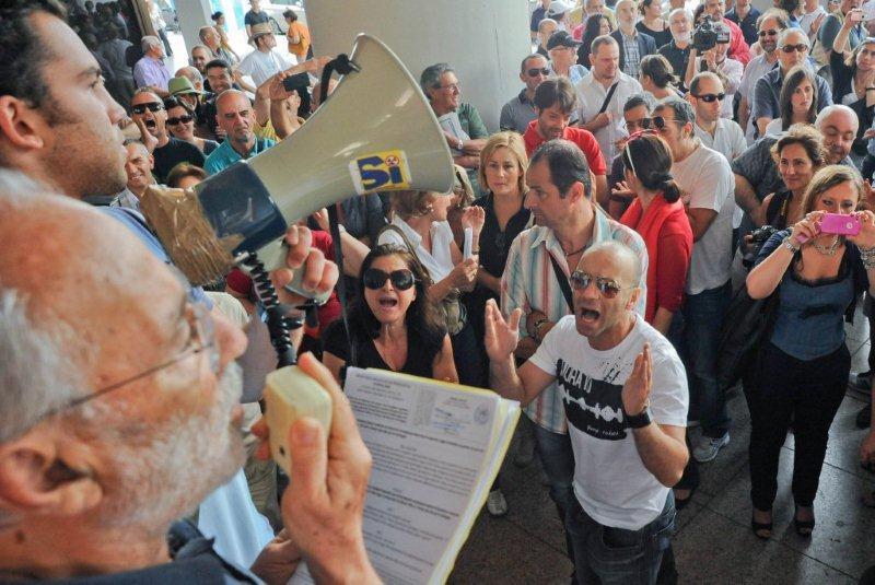 Sit-in contro la casta, fischiati i politici presenti 