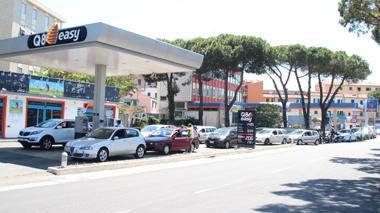Benzina superscontata, prime code ai distributori