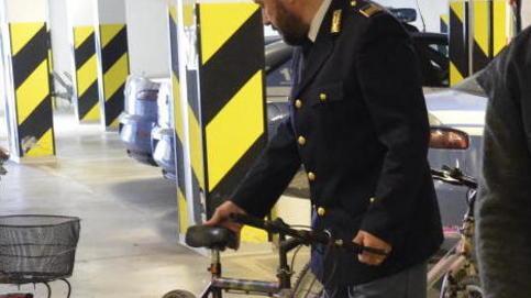Tenta di rubare due biciclette: arrestato
