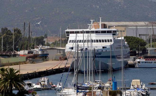 La nave Athara inaugura il nuovo molo di levante 