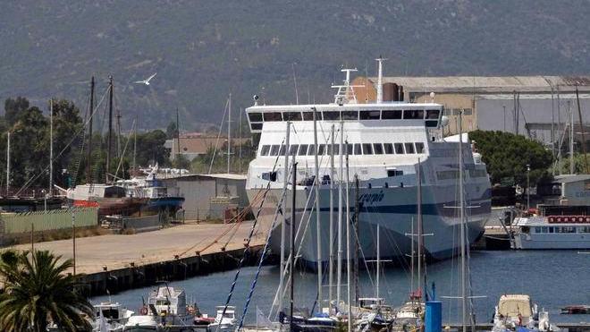 La nave Athara inaugura il nuovo molo di levante