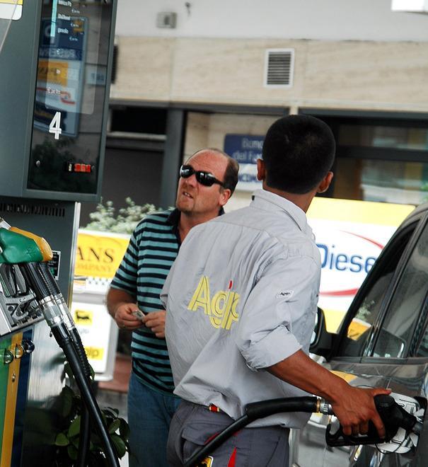 Benzina con lo sconto nel weekend, ecco dove si risparmia 