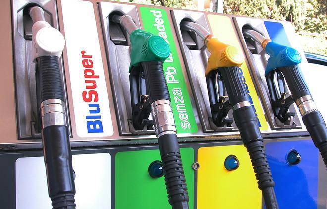 Benzina, maxi sconto il pieno nel weekend costa 10 euro in meno 