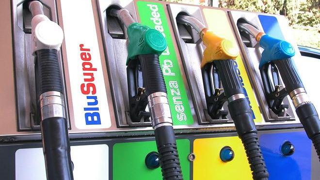 Benzina, maxi sconto il pieno nel weekend costa 10 euro in meno