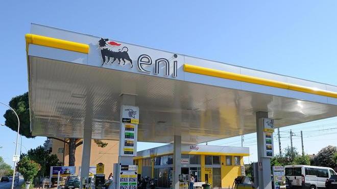 Benzina a 1,6 da Eni