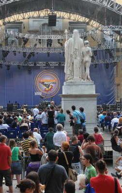 I commercianti chiedono al Comune di chiudere i gazebo 