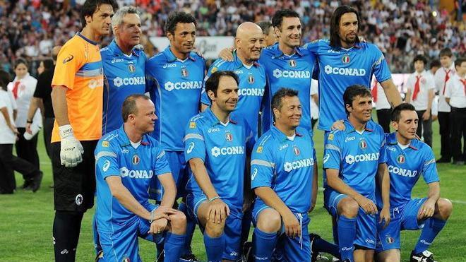 I cantanti e gli arbitri scendono in campo ricordando Morosini