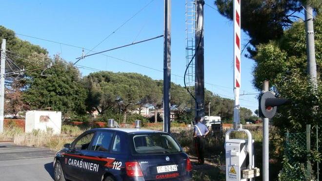 Dopo il furto finiscono incastrati dall’alta tensione