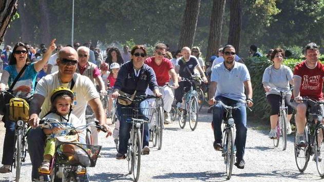 Bicincittà, sfide con l’arco sbandieratori e musici
