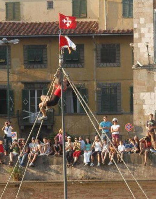 È la serata del Palio S. Martino favorito nella sfida sull’Arno 
