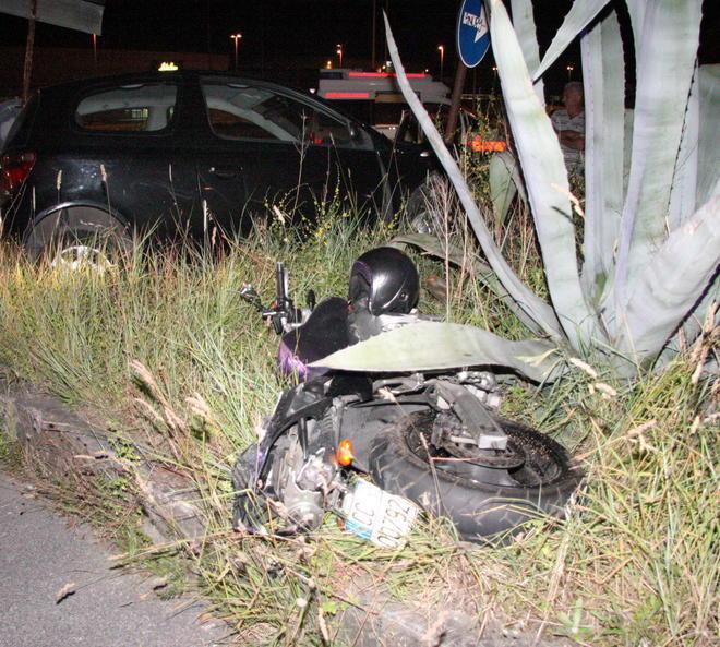 Auto buca lo stop al Cotone, feriti due motociclisti