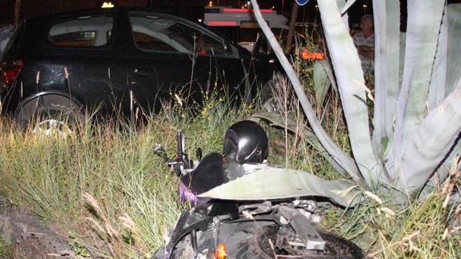 Auto buca lo stop al Cotone, feriti due motociclisti