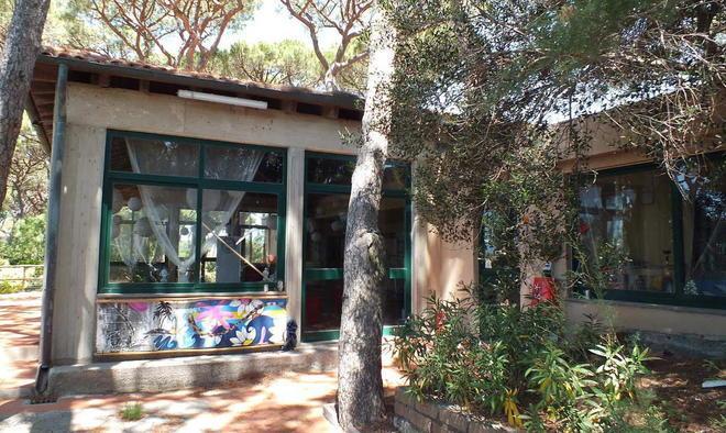 Strane sculture nell’ex ristorante 