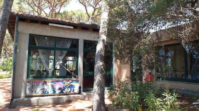 Strane sculture nell’ex ristorante