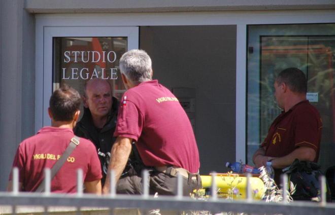 Appiccano il fuoco allo studio legale «Movente politico» 