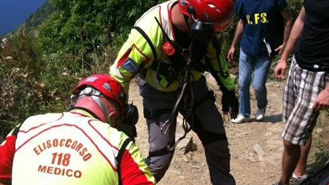 Si perde tra i monti e lo trovano di notte nascosto in un’auto