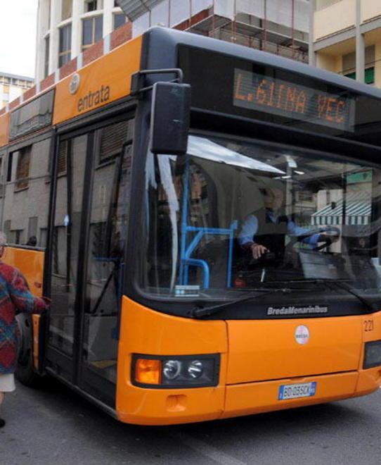 Pochi bus, protesta dei pensionati 