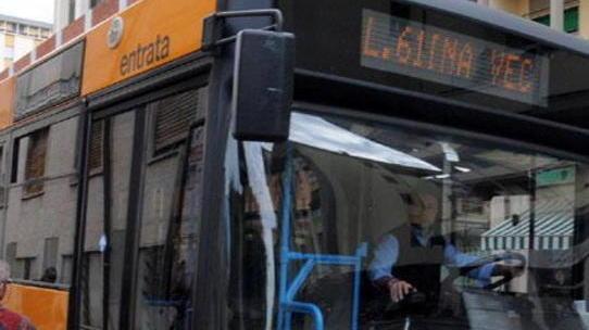 Pochi bus, protesta dei pensionati