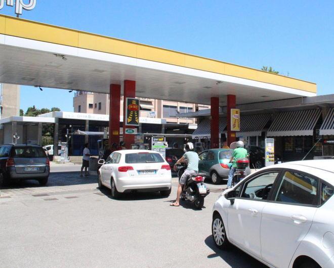 Tutti in coda per la benzina scontata 
