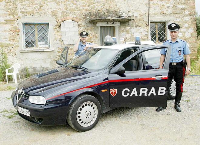 Aggredisce i carabinieri che lo fermano 