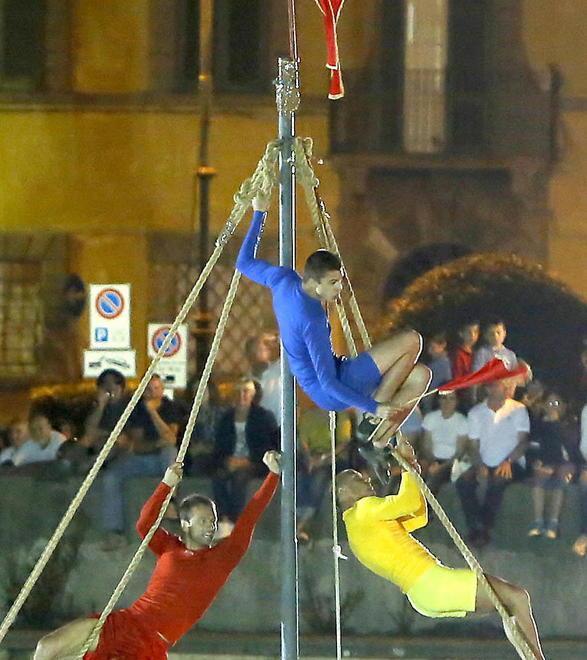 Il Palio di San Ranieri si tinge di rosso 