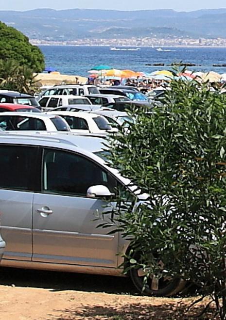 Assalto alle spiagge ma sotto il solleone tanti restano in auto 