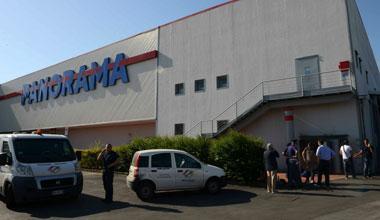 Rapinano il supermercato poi sparano in faccia a un passante 