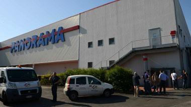 Rapinano il supermercato poi sparano in faccia a un passante