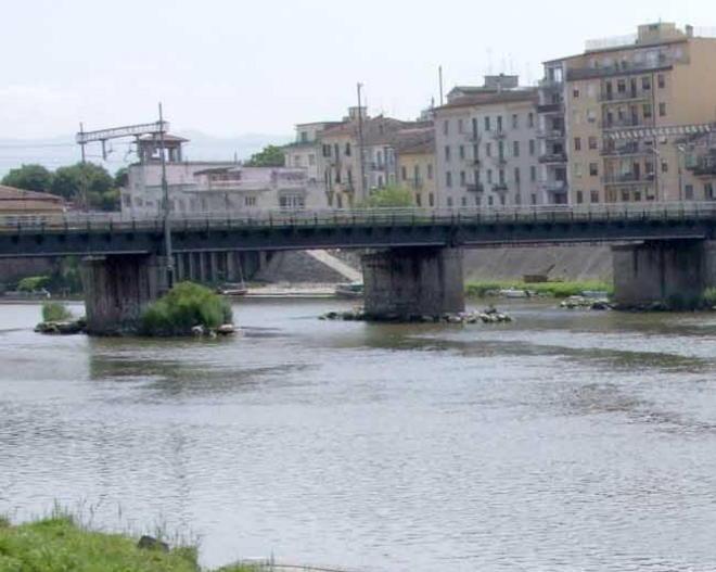 Tuffo in Arno per una coppia di turisti americani 