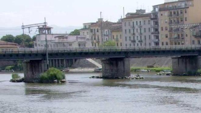 Tuffo in Arno per una coppia di turisti americani