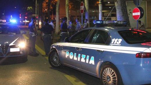 Ubriaca si spoglia in un locale e inveisce contro i poliziotti